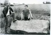 Hubbo sn, Jädra.
Jan Paul Strid och Ulf Axelsson vid runstenen i Jädra, 1986.