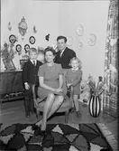 Grupporträtt i hemmiljö, Östhammar, Uppland, 1964