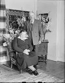 Man och kvinna i bostadsmiljö, Östhammar, Uppland,