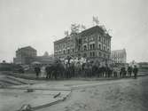 Byggnadsarbetarna uppställda utanför Kalmar Riskvarn under byggnad 1906.