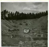 Hubbo sn, Alvesta.
Alvesta 3:1, grustaget, med lastbil och byggnad. 1938.