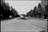 Vid Littografen i Östra Promenaden gick spåren över från mitten av gatan till Östra allén i Norrköping. Mitt i bild ses Norrköping Spårvägar, NS spårvagn som trafikerade linje 1.