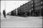 Korsningen Lindövägen och Östra Promenaden i Norrköping.
Längst fram i bild syns spårvägen längs Östra promenaden.