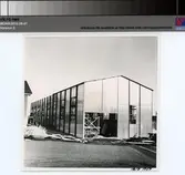 Verkstad för träfartyg, fasad mot väster och söder. Läggning av tak pågår