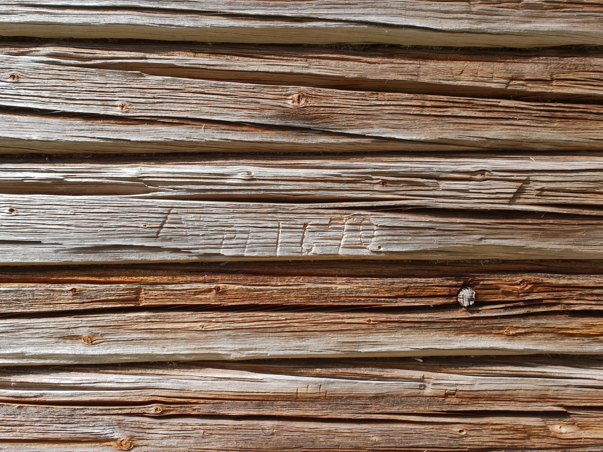 Jennie Tiderman-Österberg, Timber wall, Kättboåsen, Venjan, Mora, 2018. Carrying out the century 1670.