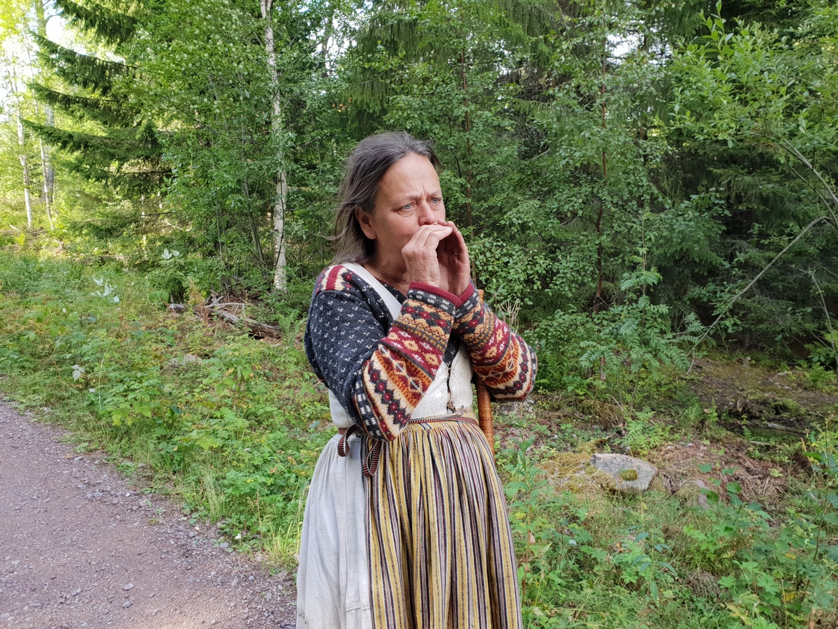 Jennie Tiderman-Österberg, Yvonne Smedberg crackle to lure the cows home in the evening, Kättboåsen, Venjan, Mora, 2018.