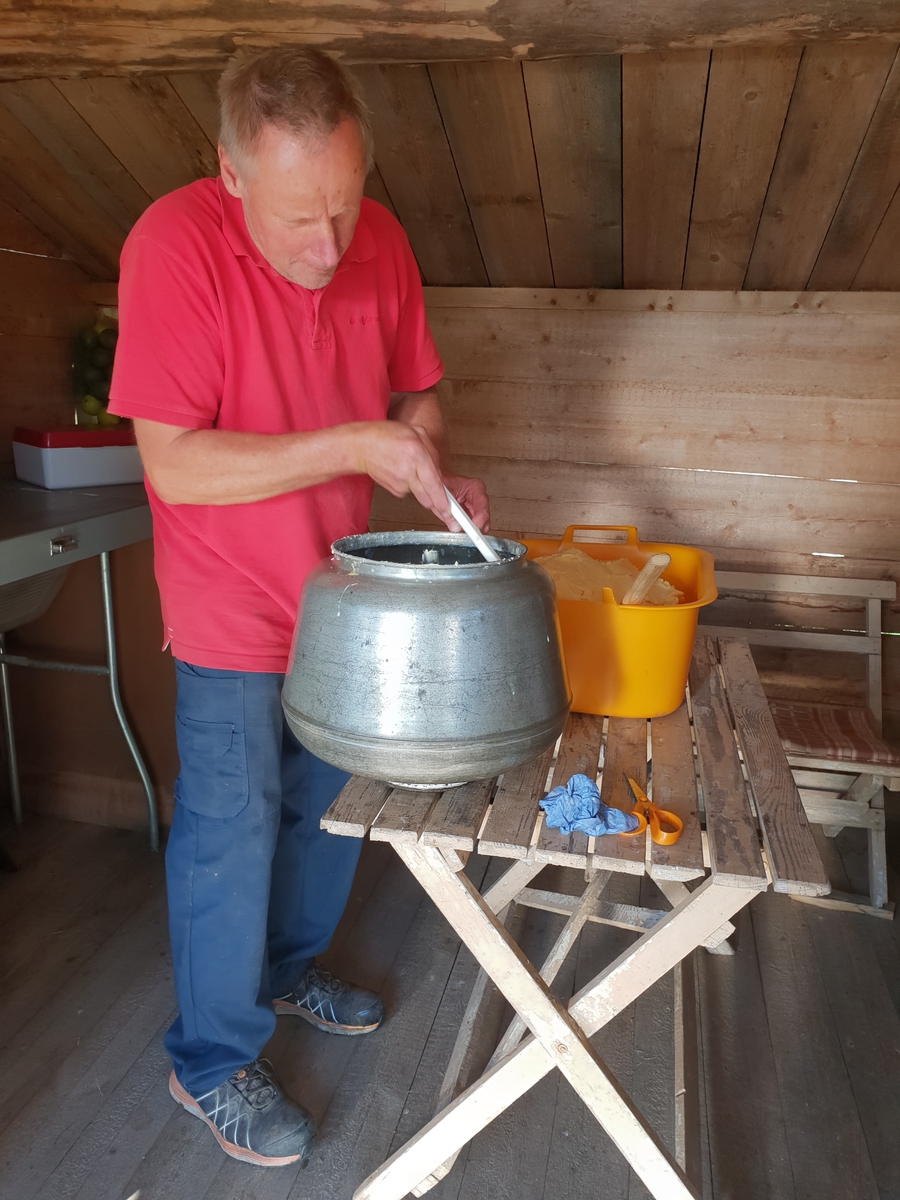 Jennie Tiderman-Österberg, Hans-Olov Backlund is preparing to wash butter.