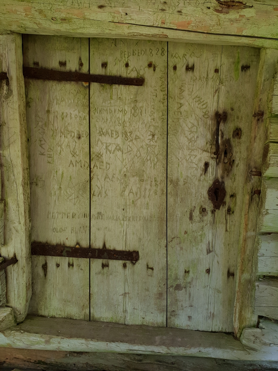 Jennie Tiderman-Österberg, Door with carvings. The Archdiocese, Ore, 2018.