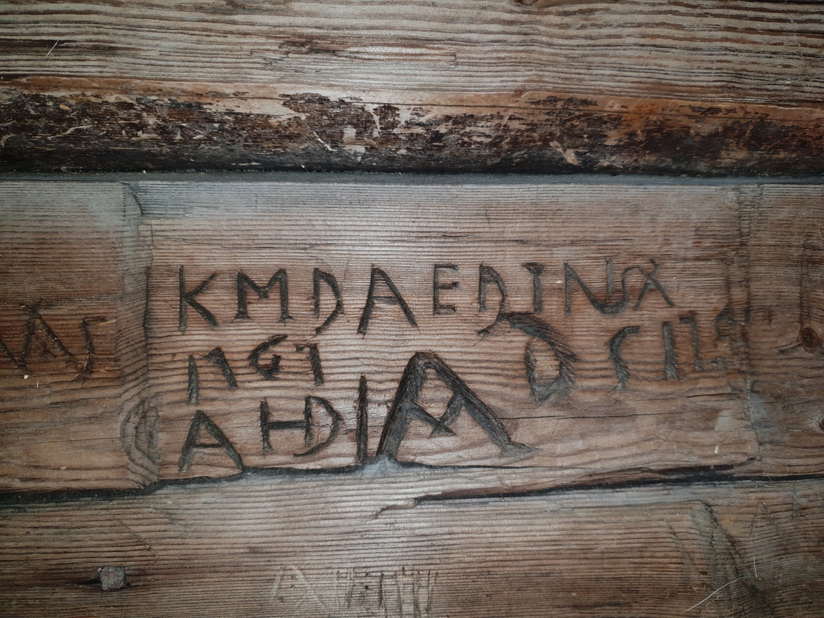 Jennie Tiderman-Österberg, Close-up on a timber wall with carving, indoors, the Arch Council, Ore, 2018.