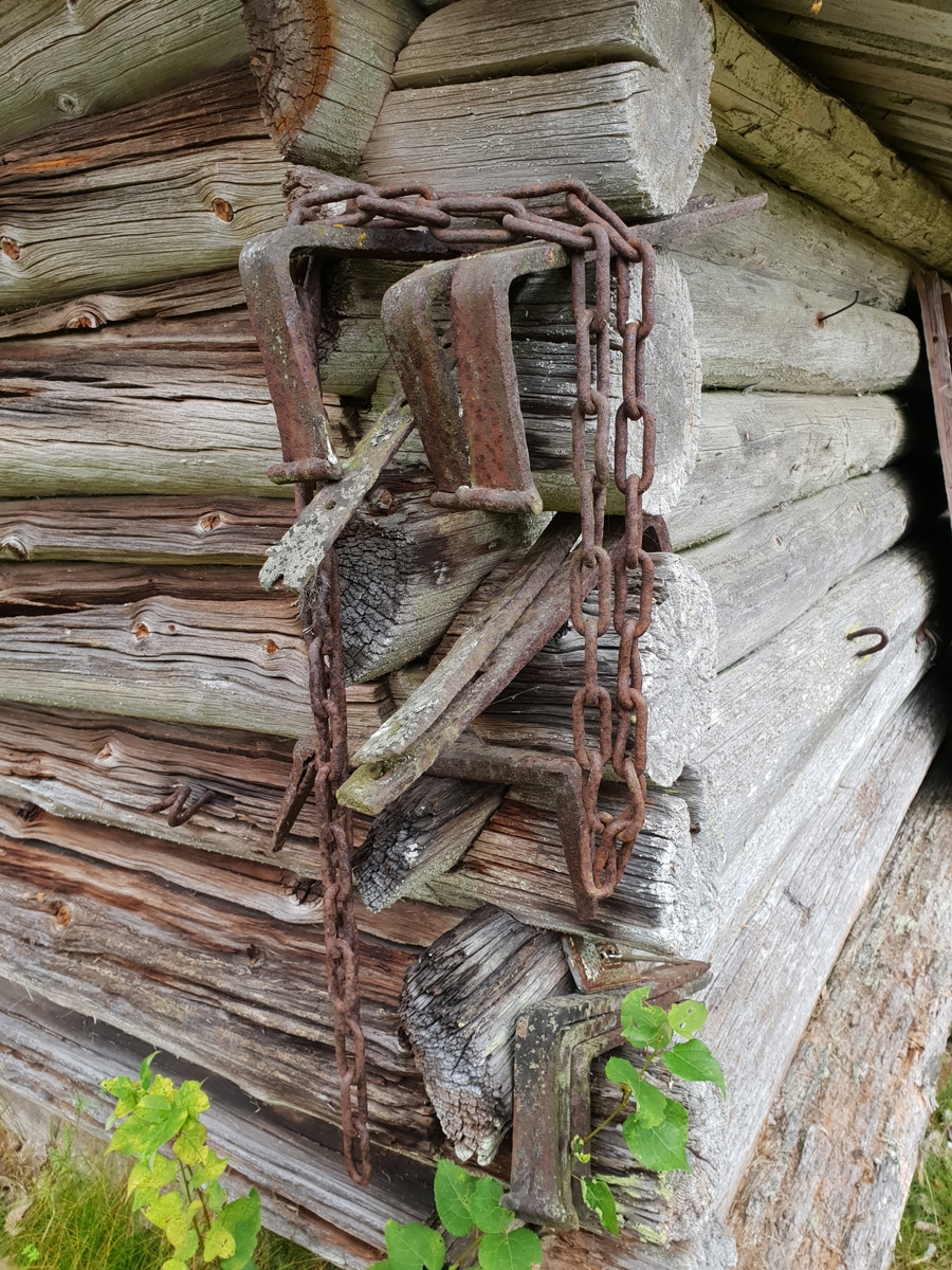 Jennie Tiderman-Österberg, Husknut, timmer med äldre redskap, Jutbodarna, Grangärde, Ludvika, 2018.