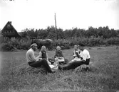 Kaffepaus  i skörden hos Lines i Fageråkra, sittandes på havrenekar. Erik 