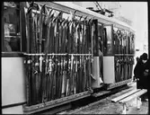 Spårvagn vid hållplats, lastad med skidor.