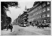 Vy över stadstrafiken på Vasagatan i Stockholm med järnvägsparken till vänster.