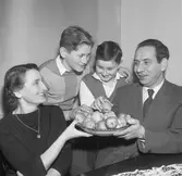 Utlänningar firar svensk jul. 
24 december 1958.