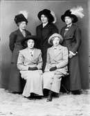 Fem kvinnor i ytterkläder och hatt, Östhammar, Uppland