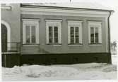 Irsta sn, Brunnby gård.
Fasaden till höger om entrén, 1976.