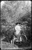 Kvinna med cykel och hund