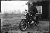 Nisse Larsson på en Rex 125 cc motorcykel