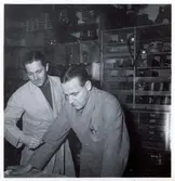 Två män i cykelverkstaden Monark