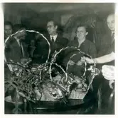 Från personalfest på Monarks cykelverkstad. David Danielsson och Alf Johansson står i mitten, framför dem står korgar som lottades ut under festen.