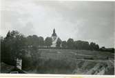 Sala kn, Kumla sn.
Kumla kyrka och landskapet framför.