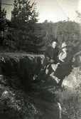 Vid Dammen på Midsommarvägen i Kållered söndag 23/3 1941. Från vänster: Ulla Britt Carlsson Jägrud (f. 1928) och hennes mor Tekla 