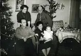 Villan Midsommarvägen 12, julen 1953.
1. Gunnar Karlsson. f. 1901 d. 1979.
2. Ulla Britt Jägrud. f. 1928.
3. Tekla 
