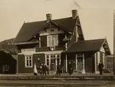 Kållereds station c:a 1909-1915 (innan utbyggnad).
På fotot stins Julius Lorentzon f. 1859 d. 1940, med sina två barn.
Hushållerska Olivia Talinsson (vitt förkläde).