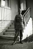 Uniformsklädde skräddaren Carl Eliasson (1903 - 1990) framför sitt hus, Bölet 2:9 