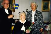 Kyrkbacken, Carlsbo, Mellanv.6 Kållereds Stom.
Carolas 100 årsdag 8/6 1998.
Fr.v. 1. Gustaf Lindman, kyrkohede f. 1920 d. 2003.
2. Carola Karlsson, Carlsbo f. 1898. d. 2005.
3. Märta Lindman.