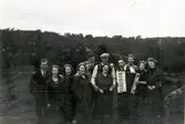 Mannen med dragspel Nils Winkvist, Tulebo.
Fr.v. 1. Okänd. 2. Dagmars syster tvillingar. 3. Dagmars syster tvillingar. 4. Okänd. 5. Okänd. 6. Harding. 
7. Sven Svensson. 8. Dagmar Svensson. 9. Nisse Winqvist.
10. Märta Andersson. 11. Ingalisa Thalenius? 
12. Maj Britt Pettersson.