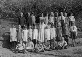 Skolklass födda 1917-18.
Greta Hernqvist klasser 3 och 4.
Övre raden fr.v.
1. Åke Johansson. 2. Rune Pettersson. Harding Gustafson.
4. Iva Nilsson-Sund. 5. Erna Liv. 6. Karin Gran-Z:son. 
7. Gustav Johansson. 8. Evald Smith. 9. Karl Nilsson.
10. Helge Bengtsson. 
Mellersta raden fr.v.
1. Gunhild larsson. 2. Lisa Eriksson-J:son. 
3. Nina Bengtsson-N:son. 4. Ingrid Larsson. 
5. Margareta G-Lind. 6. Thelma Benkel. 7. Ingrid A:n-Skansing.
8. Inga B:son-Jallinder. 9. Thure J:son- Bjerrhede. 
10. Per Olof        Bjärkå.
Sittande fr.v.
1. Elsa Larsson. 2. Asta Lindén. 3. Gunnar Larsson. 
4. Bertil J:son-Jägrud. 5. Bengt Larsson. 6. Olof Bengtsson.