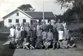 Liveredskolan årsklass 1926-27. Lärarinna: Hulda Holmén. Samtliga är födda  1919-20. 1:a och 2:a klass.
Övre raden: 1. Ulla Thalenius, 2. Britta Fredriksson, 3. Astrid Andersson, 4. Åke Eliasson, 5. Åke Eklund, 6. Arne Andersson-Ingelhammar, 7. Karl Arne Larsson, 8. Lennart Ahlström, 9. Jane Bengtsson, 10. Lärarinnan Hulda Holmén, 11. Maj Britt Pettersson.
Mellanraden: 1. Mimmi Bengtsson, 2. Elsa Andersson, 3. Gunnar Larsson, 4. Einar Larsson, 5. Bertil Nilsson, 6. Gösta Gottfridsson, 7. Karl Erik Gottfridsson, 8. Karl Erik Tranberg, 9. Nellie Gustafsson, 10. Märta Andersson.
Sittande: 1. Märta Josefsson, 2. Elin Josefsson, 3. Rut Karlsson, 4. Ingrid Talinsson, 5. Edit Johansson, 6. Ragnar Larsson, 7. Hugo Verner Brorsson, 
8. Linnéa Fredriksson, 9. Helge Lundqvist.
