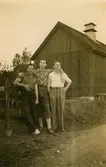 Vislanda, Småland 1945.
Fr.v. Nils Winqvist f. 1911 d. 1986.
Arne Andersson Ingelhammar f. 1919.
Thure Johansson Bjerrhede f. 1918 d. 2004.
Vislanda där Thure arbetade på 1940-talet som lokbiträde.