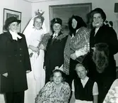 Torpet 1:1 Dammkärr 1953.
Möhippa för Barbro när hon gifte sig med Göte Bengtsson.
Göte var bror till nr. 1, 3 och 4.
Fr.v. 1. Jenny Larsson f. 1913 d. 2006.
2. Bruden  Barbro Bengtsson f. 1933.
3. Gurli Bengtsson f. 1902 d. 1993.
4. Fröjda Bengtsson f. 1911 d. 1988.
5. Margit Bengtsson f. 1901 d. 1998.
Sittande. 1. Mimmi Andersson f. 1920 d. 1998.
2. Birgitta Bengtsson Lindqvist f. 1937.