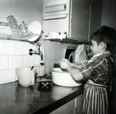 Staffan Bjerrhede f. 1953 står i köket på Vommedal Östergård 2:90 