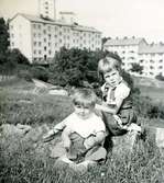 Syskonen, 1954.
Annika Bjerrhede f. 1948.
Staffan Bjerrhede f. 1953.
Foto tagit bakom mormor Emma Dahlbergs lägenhet, Borrsvängsgatan 4, Göteborg.
Eklandagatans hus i bakgrunden.