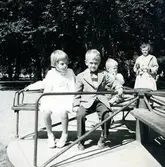 Kusinerna.
Annika Bjerrhede f. 1948.
Christer Månsson f. 1947.
Till höger Ingegärd Johansson Månsson f. 1924 d. 1976.
Kungsbacka marknad.