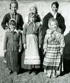 6 st barn utklädda till påskkärringar?