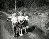Kusinerna står på Olas väg i Vommedal cirka 1957-58. Från vänster: Roger Sandberg f. 1948, Annika Bjerrhede f. 1948 samt Christer Månsson f. 1947.