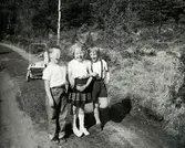 Kusinerna står på Olas väg i Vommedal cirka 1957-58. Från vänster: Roger Sandberg f. 1948, Annika Bjerrhede f. 1948 samt Christer Månsson f. 1947.