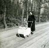 Eivor Bjerrhede f. 1921. Med dottern,
Annika Bjerrhede f. 1948. I barnvagnen, 
Staffan Bjerrhede f. 1953.
Väg vid Tulebosjön.