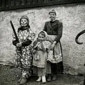 Framför källarmuren till gamla huset vid Vommedal Östergård 2:90 