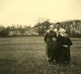 1940-tal, Sporred Tvärgården i bakgrunden.
Gunhild Larsson Melin f. 1914 d. 1993.
Gösta Melin f. 1910 d. 1982.
Ingvar och Rolf Gjörloff, Gunhilds syskonbarn.