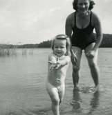 Tulebosjön.
Gunhild Melin f. 1914 d. 1993 med dottern Kristina f. 1943.