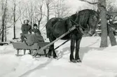 Sporred 1:12.
Gunhild Larsson Melin f. 1914 d. 1993.
Med systersonen Ingvar Gjörloff f. 1933 d. 2002.
Hästen Munter.