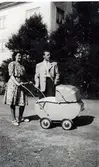 1945.
Inger och Karl Erik Persson med dottern Gullevi f. 1945 i barnvagnen.
Riksvägen, i bakgrunden Gunbergs café.