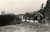 Torp som tillhört familjen Werlin på Streteredsvägen vid Risåsbacke cirka 1980.
Huset till höger, ombyggd ladugård till bostadshus. Allt rivet under 1980-talet. Där finns villor idag.