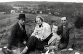 Foto Brattåsberget Gökotta 194?.
Fr. v. 1. Gustav Wigsjö f. 1907 d. 1994. 
2. Irma Wollter Efraimsson f. 1929.
3. Ingegärd Johansson Månsson f. 1924 d. 1976.
4. ?
I bakgrunden Missionskyrkan Labackavägen och Lyckebovägen.