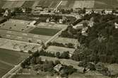 Vykort ca. 1950.
Streteredsvägen, Kållereds station, i mitten Oskar Larssons handelsträdgård Soläng.
Främst 